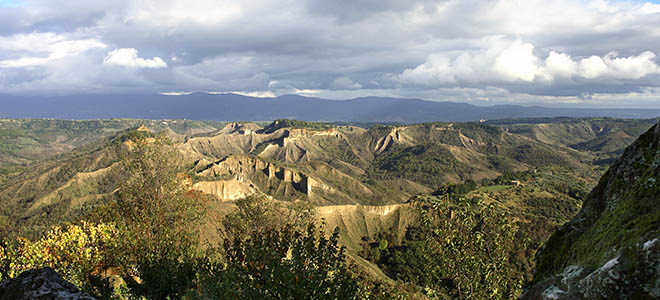 civita-di-bagnoregio-la-valle