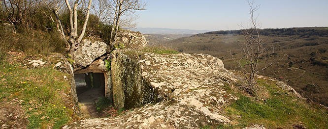 Fotografie della Tuscia, paesaggi ed architettura della Tuscia Viterbese, architetttura rupestre e reperti etruschi.